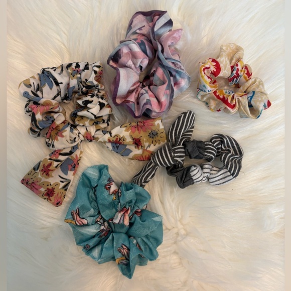 NWOT Colorful Patterned Scrunchies Set - Picture 1 of 6